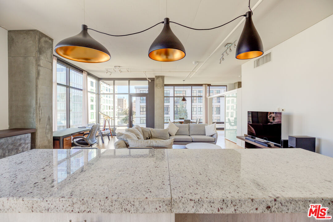 1111 S Grand Ave Unit: 711