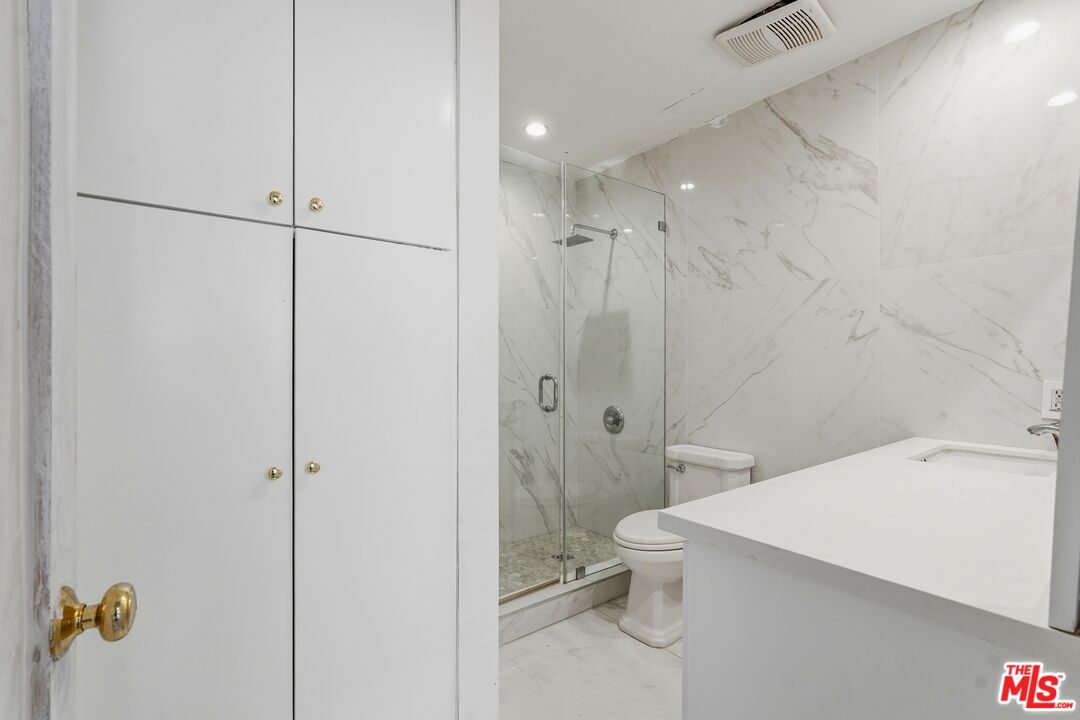 625 N Flores St Unit: 104