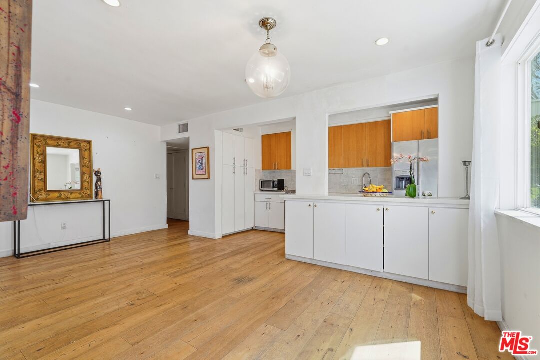 625 N Flores St Unit: 104