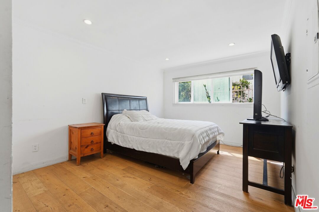 625 N Flores St Unit: 104