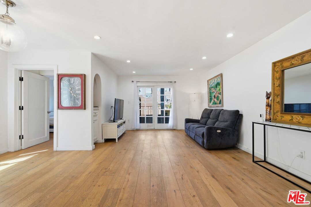 625 N Flores St Unit: 104