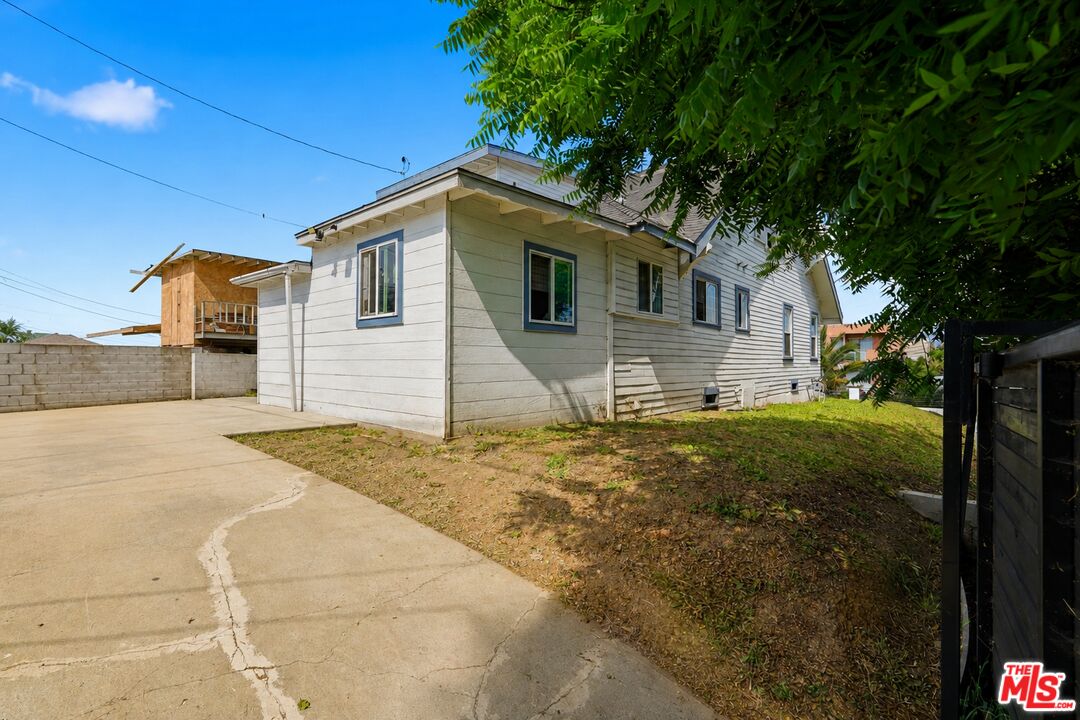 152 N Benton Way