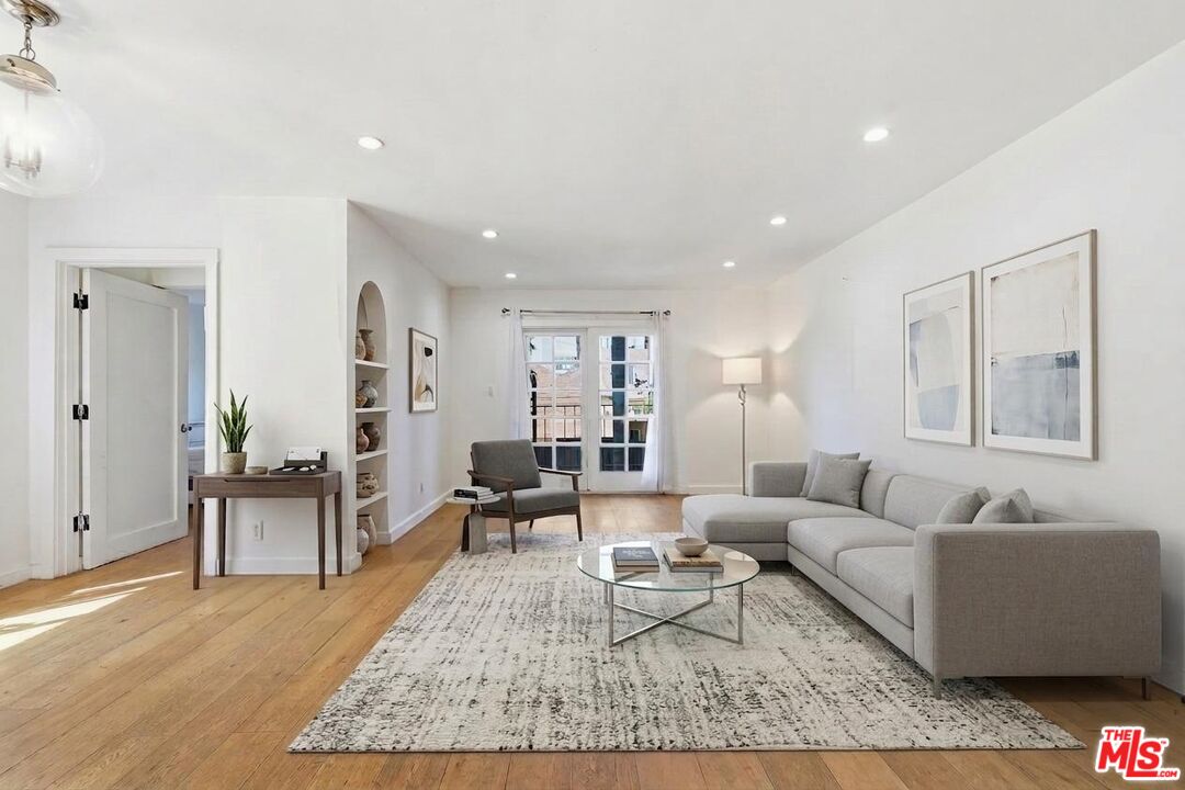 625 N Flores St Unit: 104