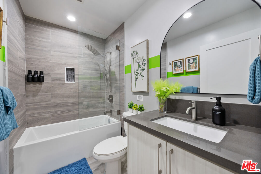 5855 Vineland Ave Unit: D