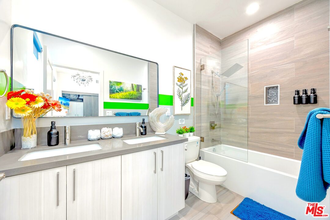 5855 Vineland Ave Unit: D