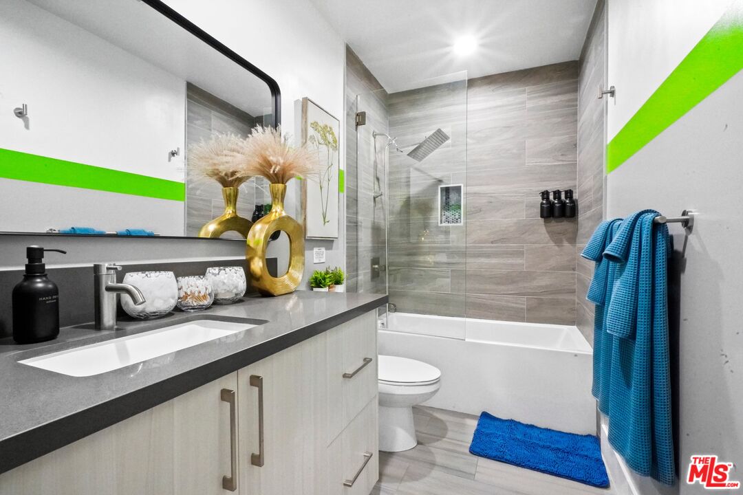 5855 Vineland Ave Unit: D