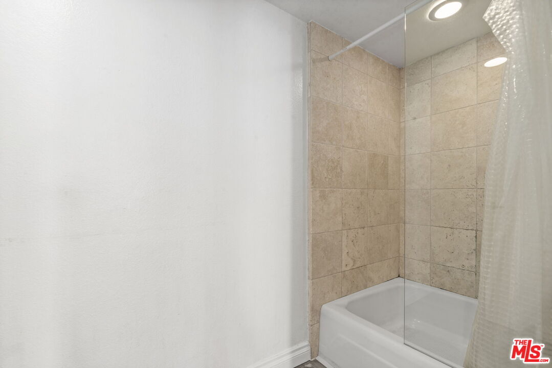 321 S San Vicente Blvd Unit: 101