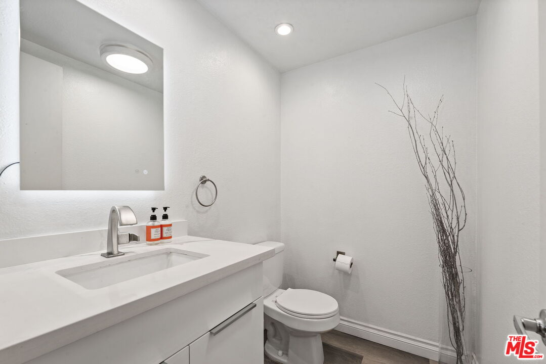 321 S San Vicente Blvd Unit: 101