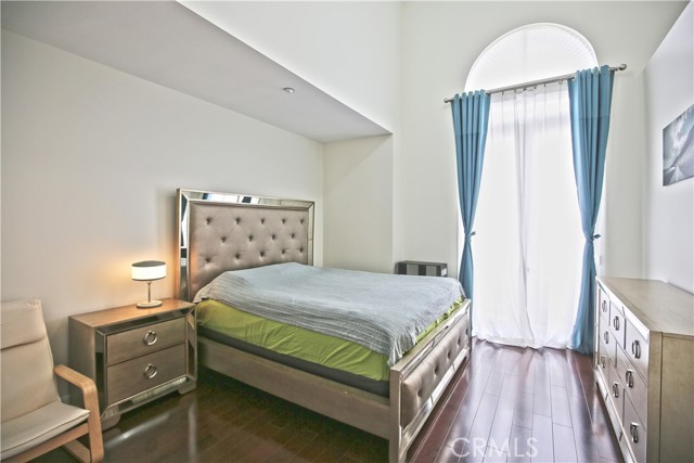 978 S Marengo AVE Unit: 114