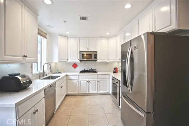 978 S Marengo AVE Unit: 114