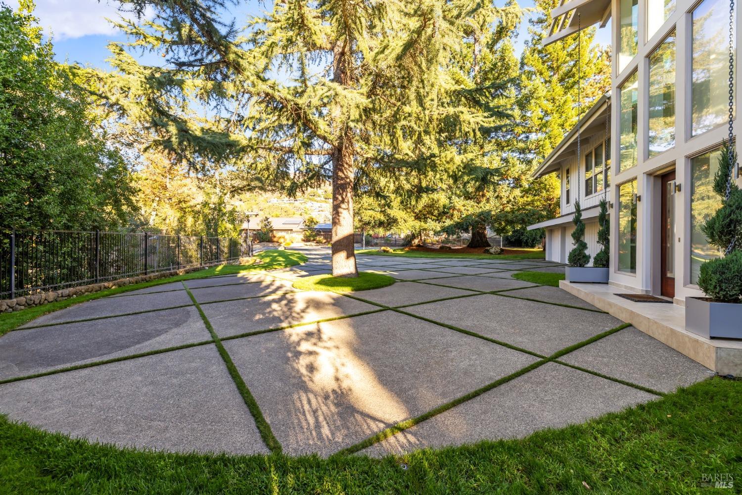 2710 Hillcrest Drive