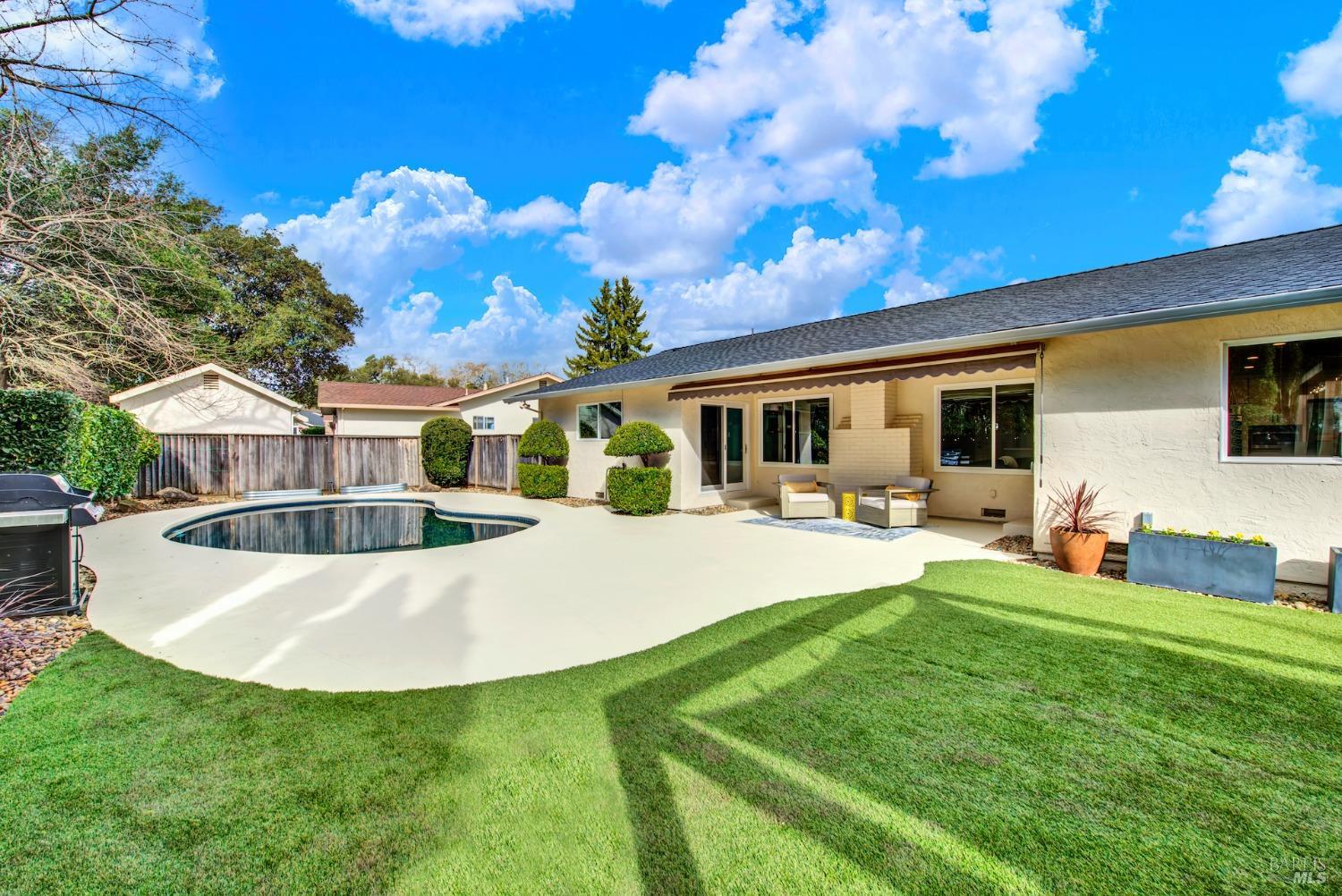 2671 W Pueblo Avenue