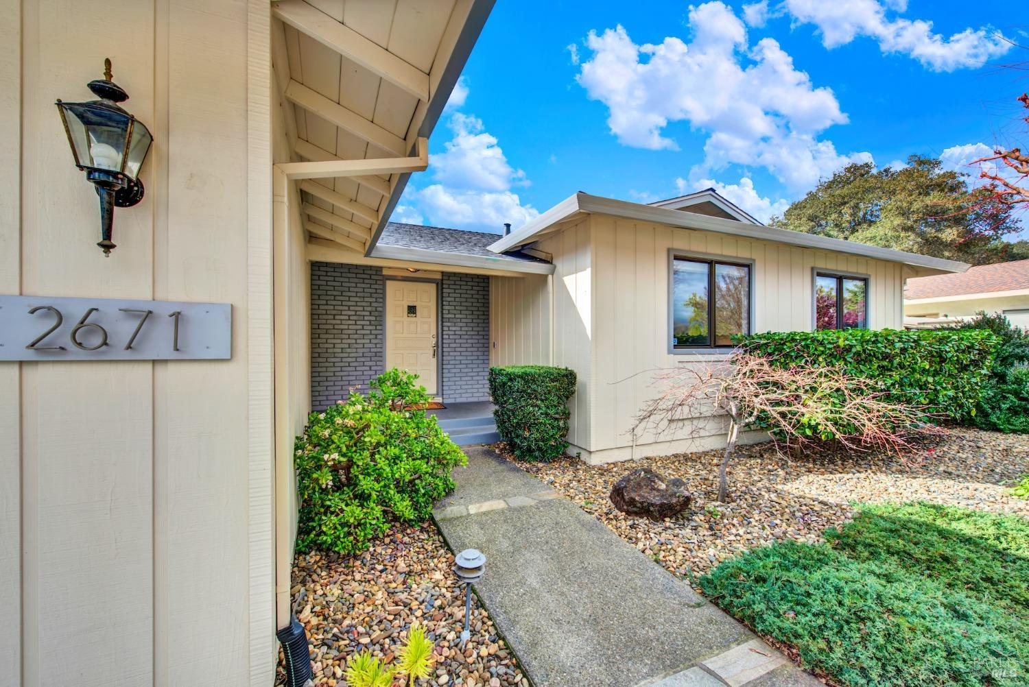 2671 W Pueblo Avenue
