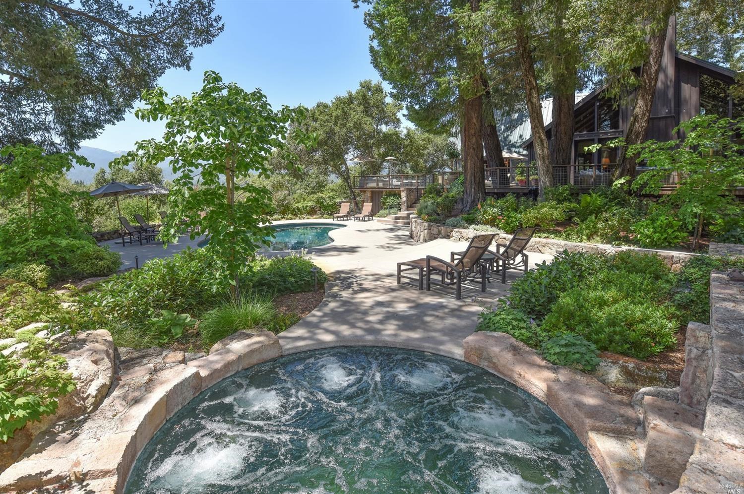 512 Meadowood Ln