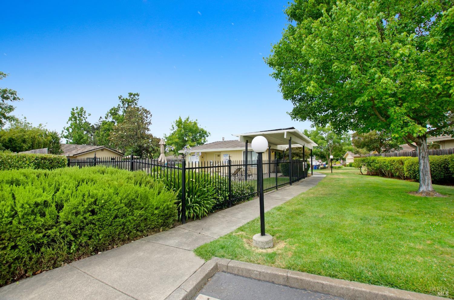 1627 San Vicente Ave