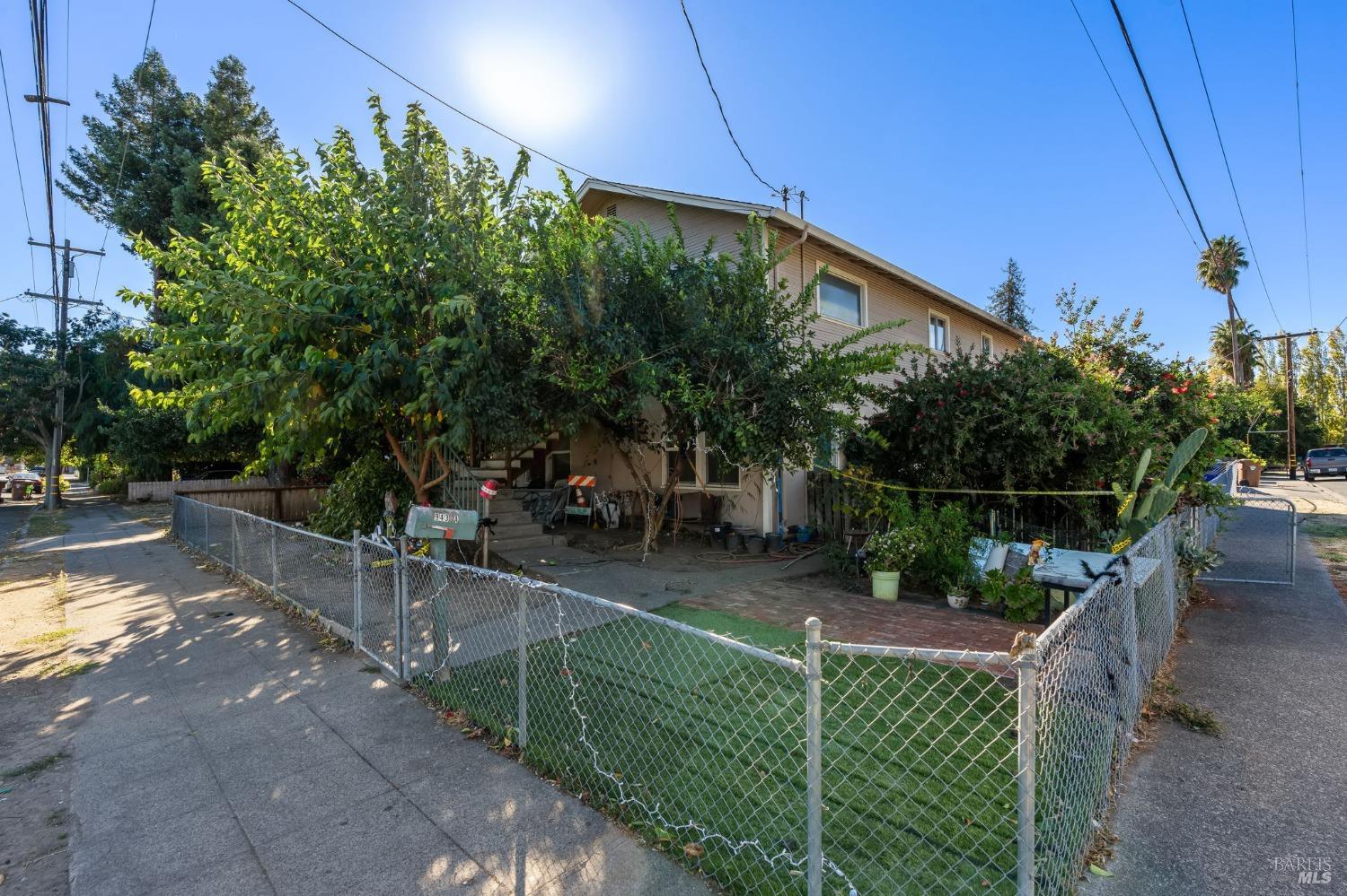 943 Juarez St