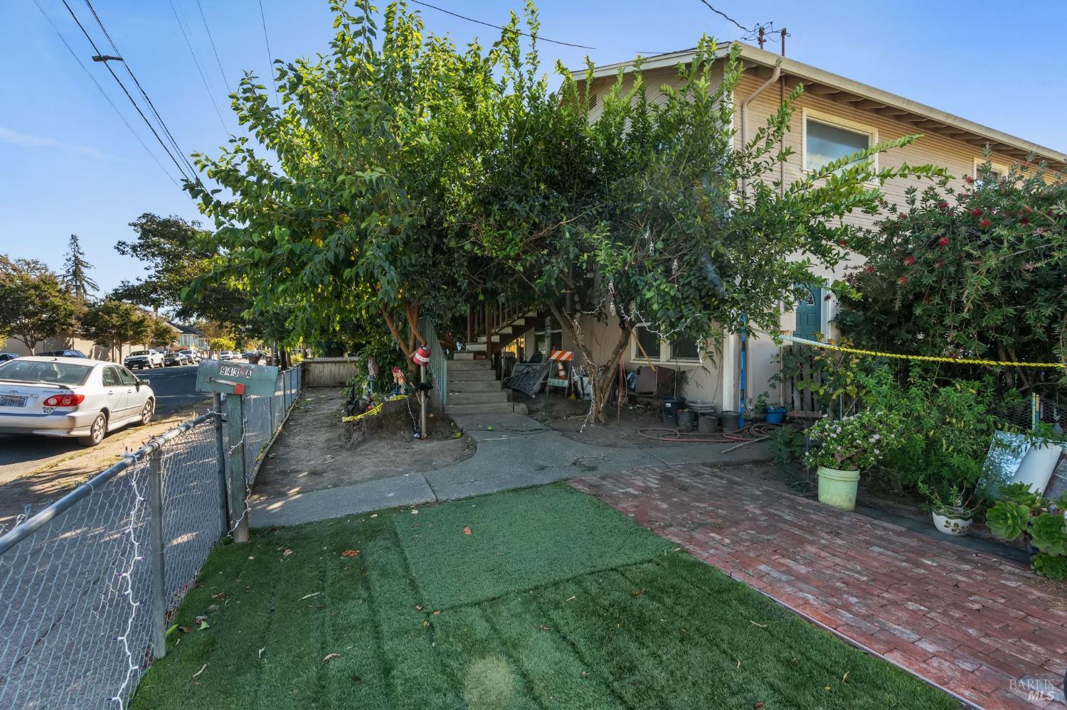 943 Juarez St