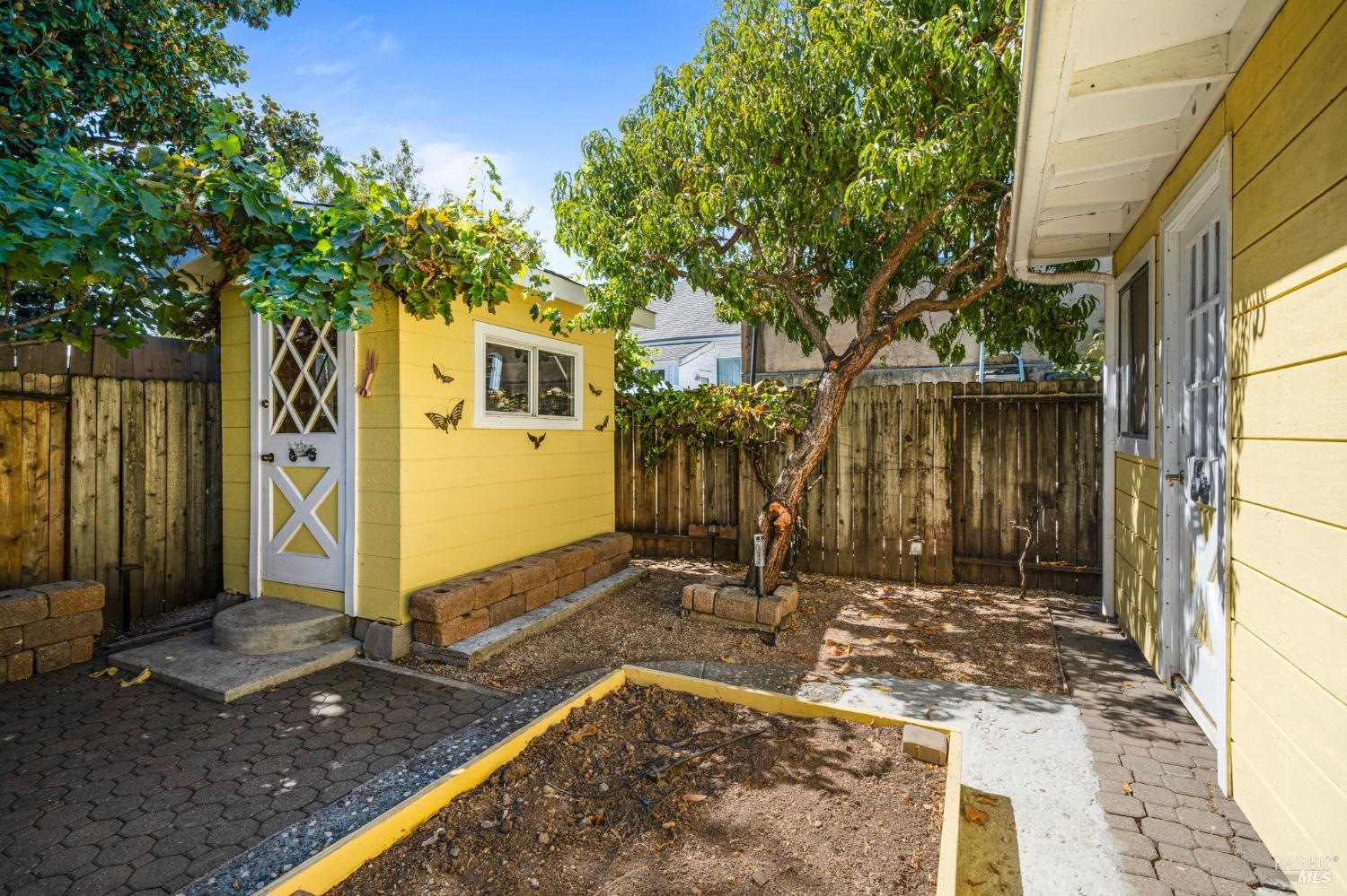 2065 Yajome St