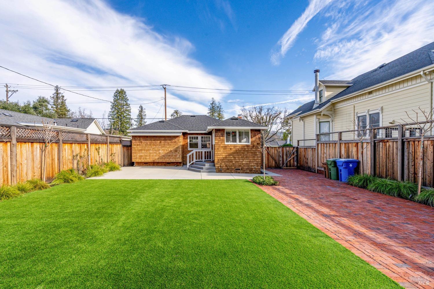 1477 Oak Ave