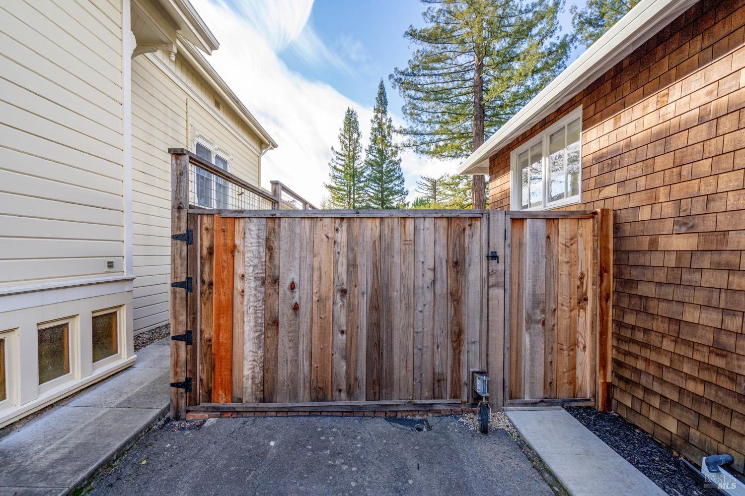 1477 Oak Ave