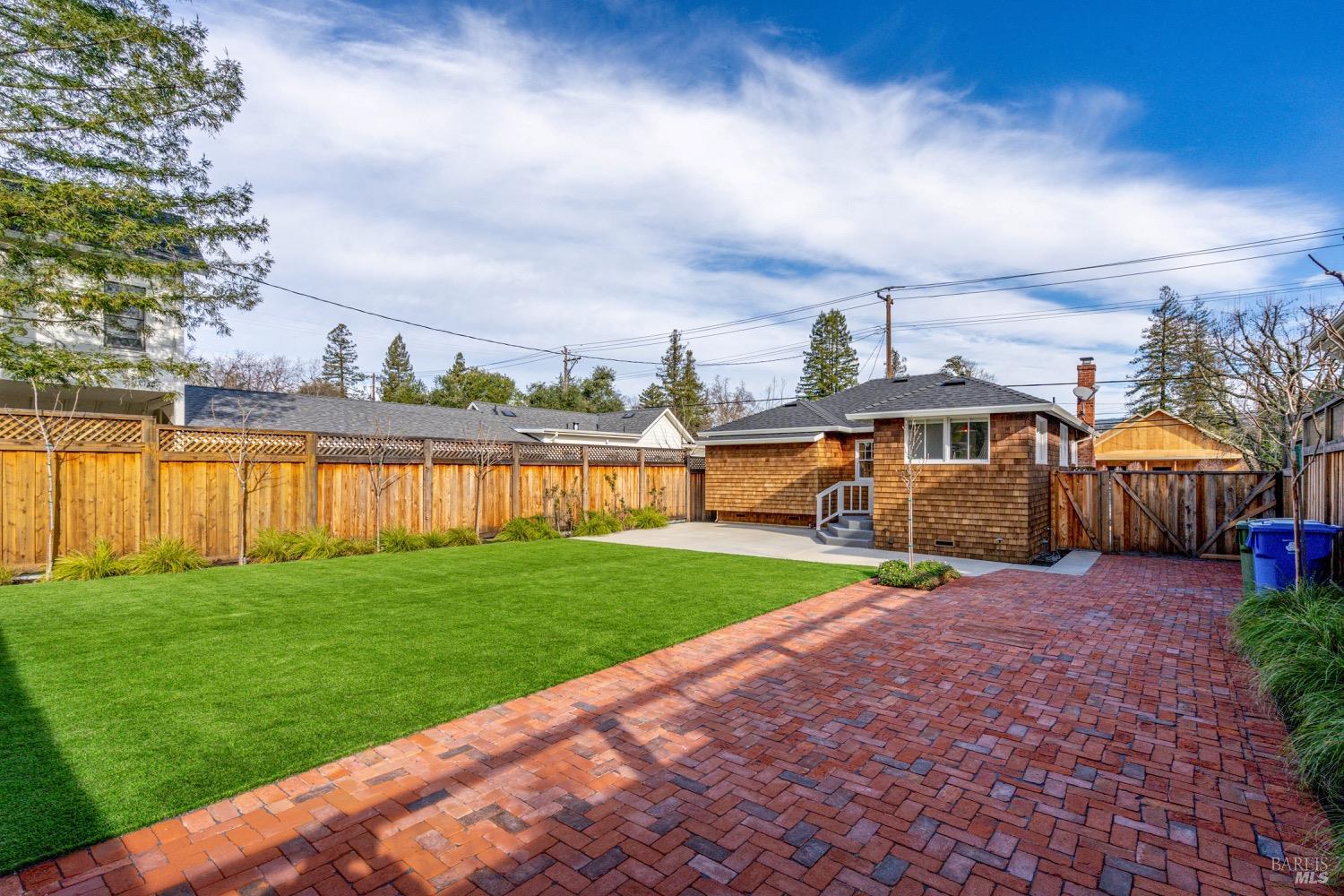 1477 Oak Ave
