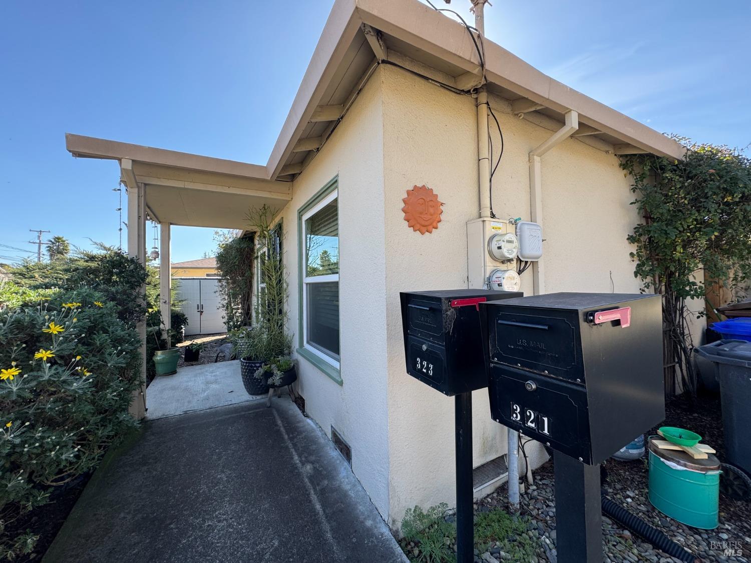 321-323 Underhill Dr