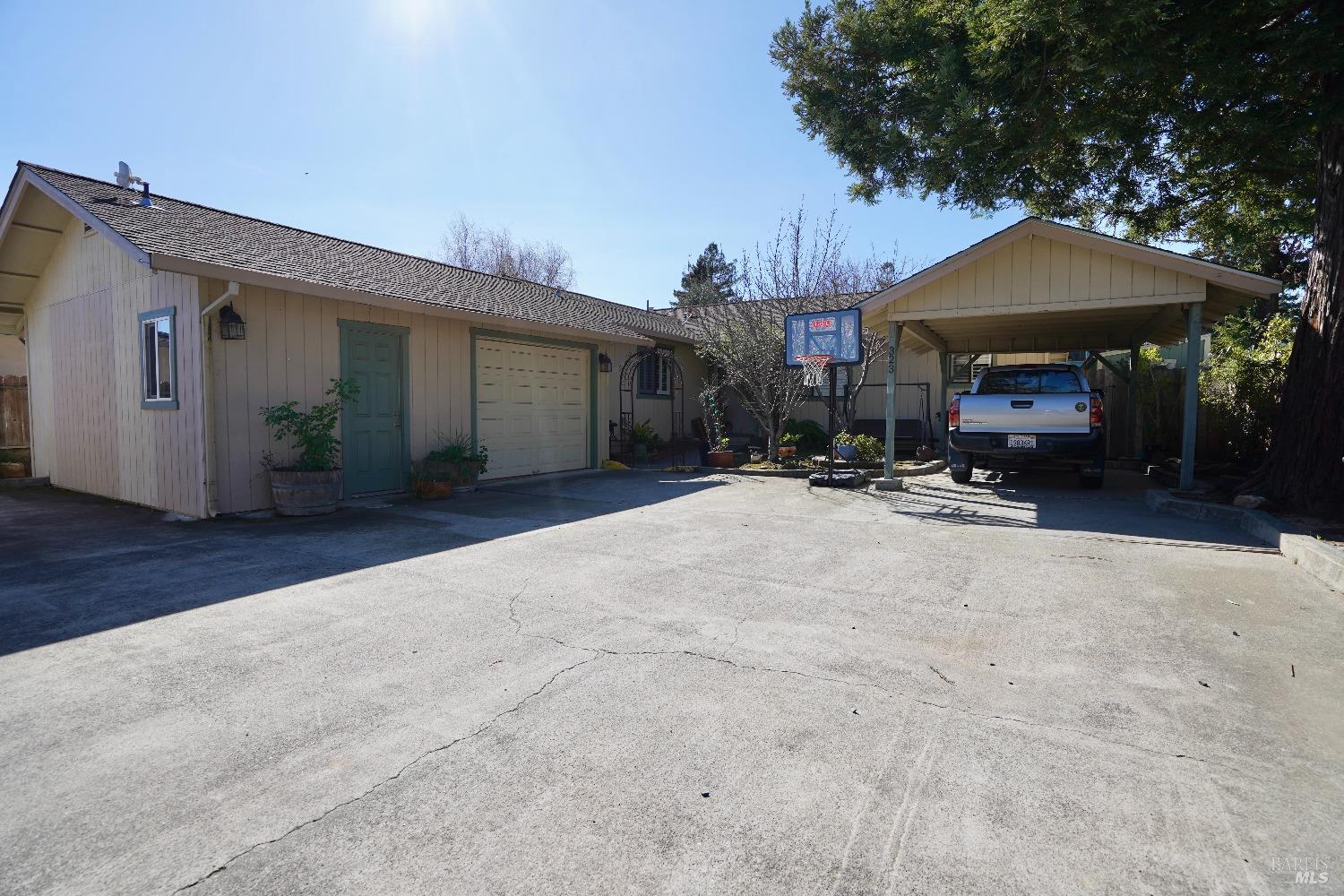 321-323 Underhill Dr