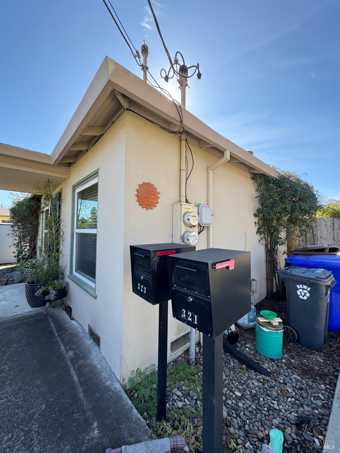 321-323 Underhill Dr