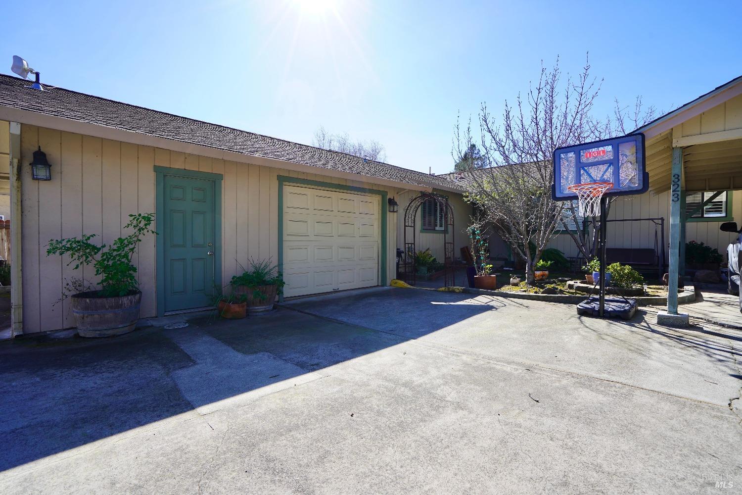 321-323 Underhill Dr