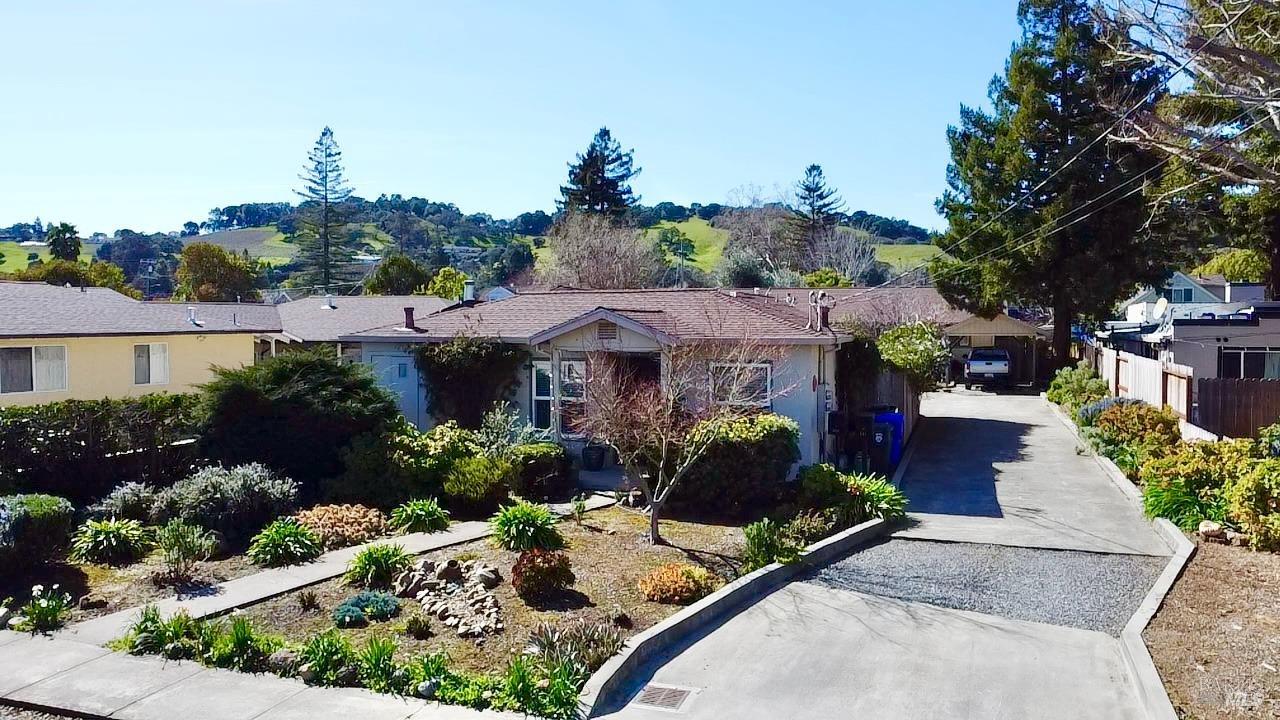 321-323 Underhill Dr