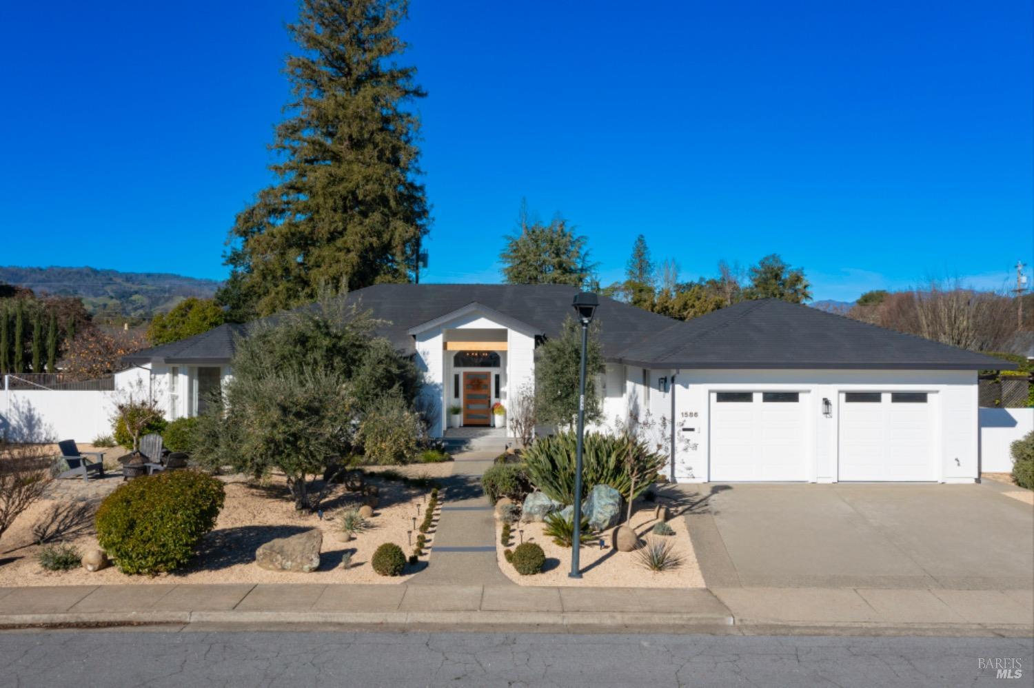 1586 Arrowhead Dr