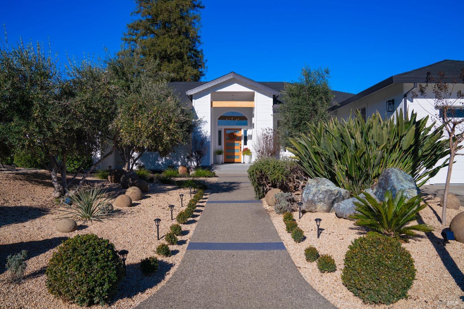 1586 Arrowhead Dr