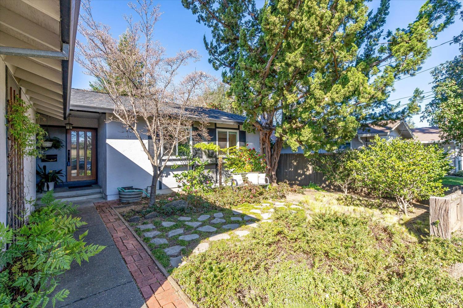 3301 Baywood Ln