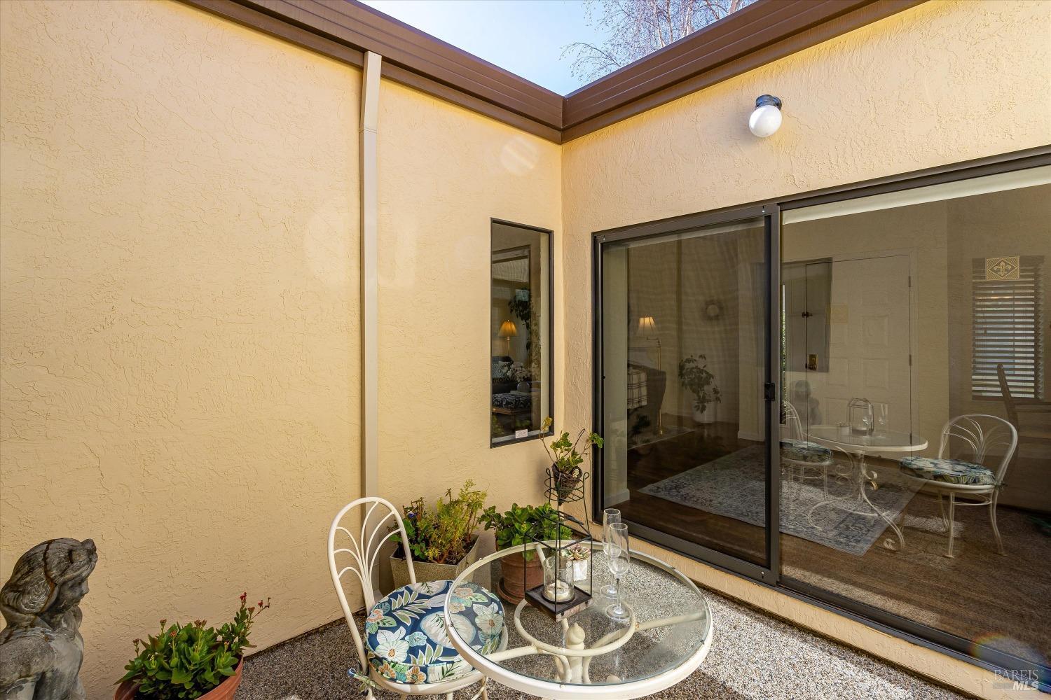 15 Fountain Grove Cir