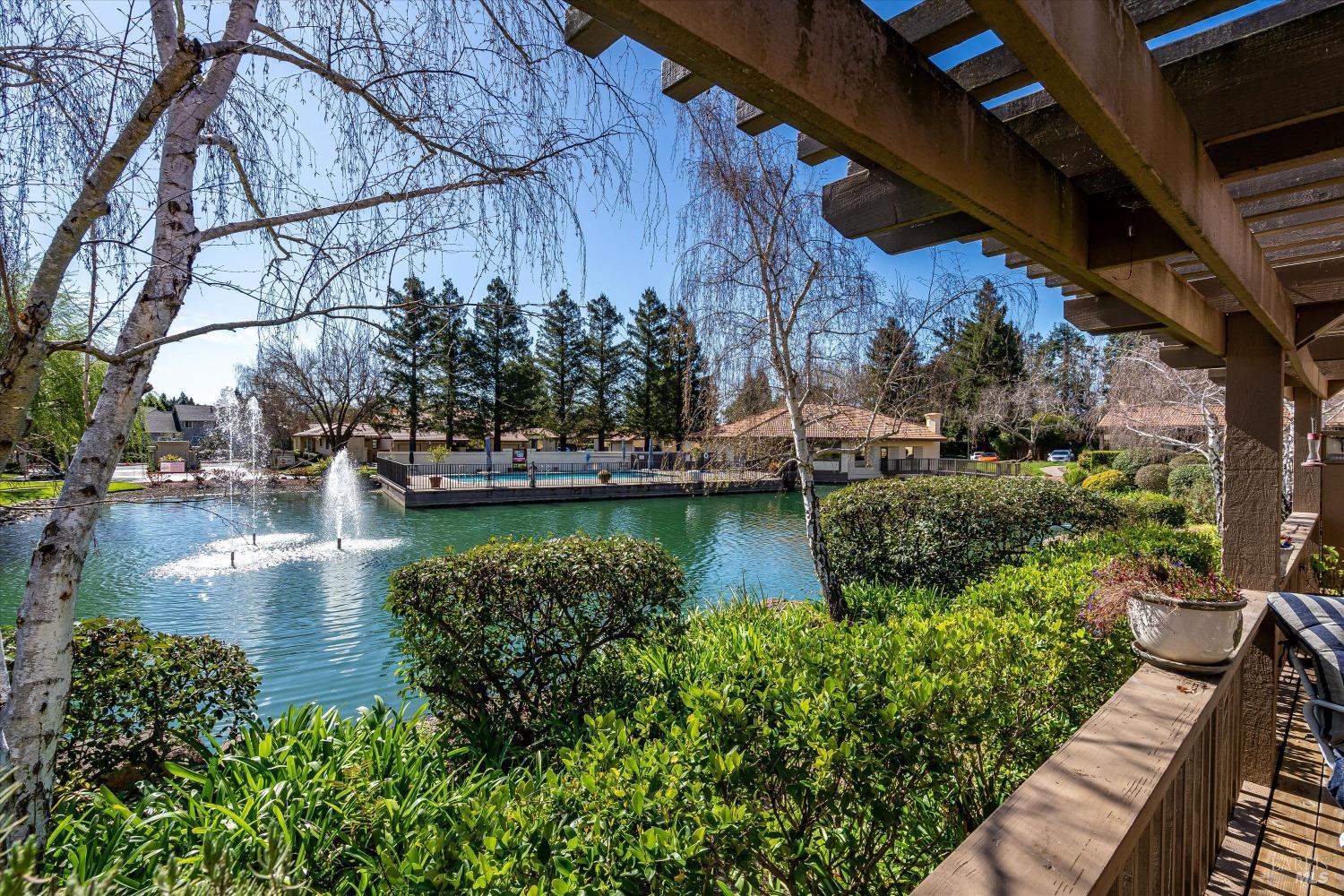 15 Fountain Grove Cir