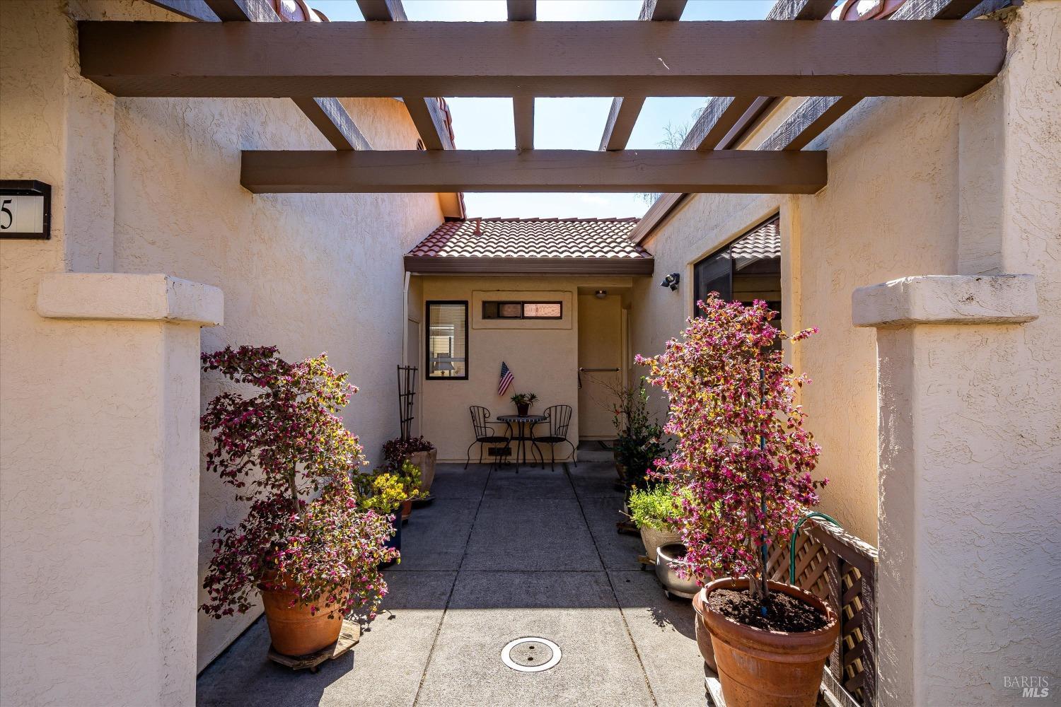 15 Fountain Grove Cir