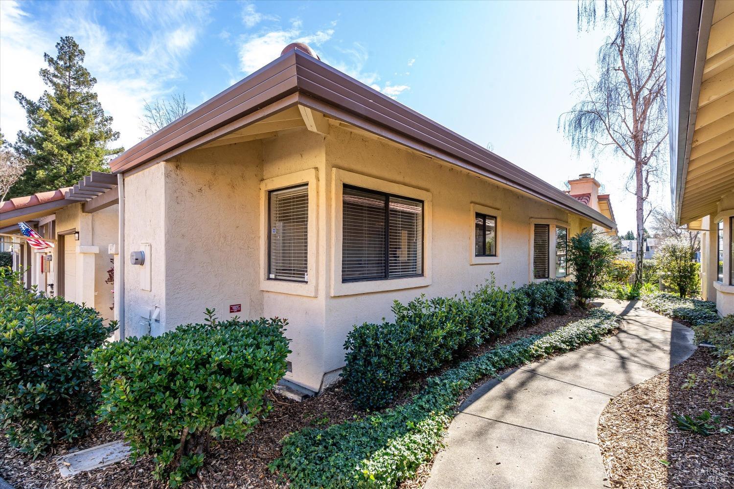 15 Fountain Grove Cir