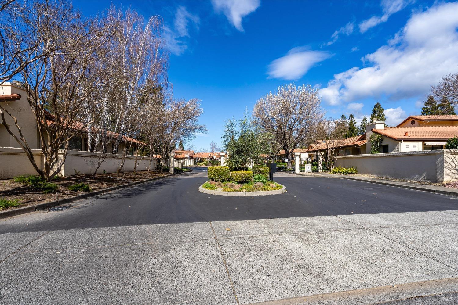 15 Fountain Grove Cir