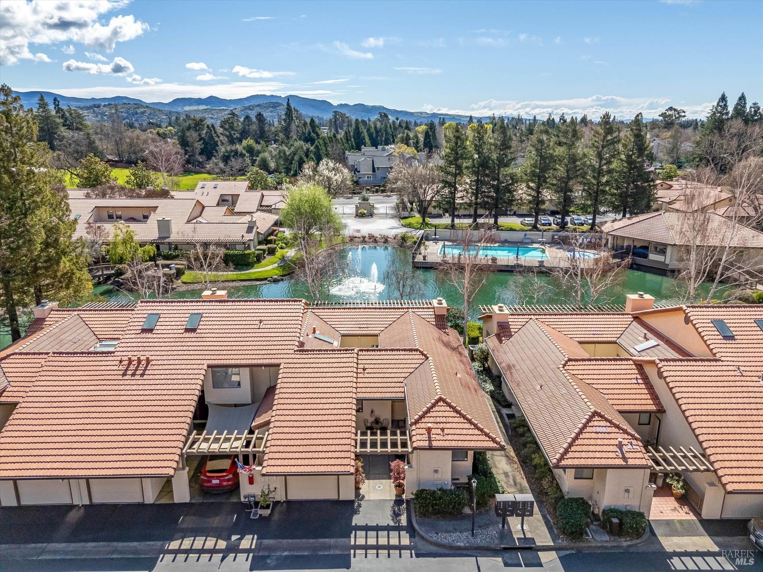 15 Fountain Grove Cir