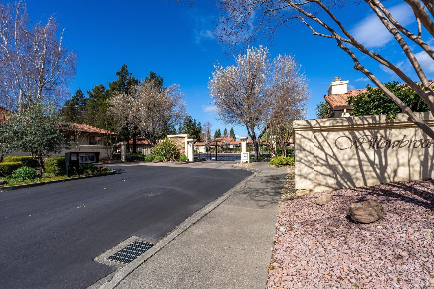 15 Fountain Grove Cir