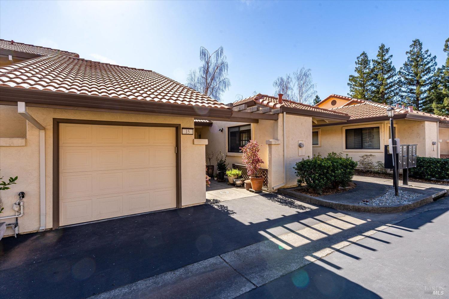 15 Fountain Grove Cir