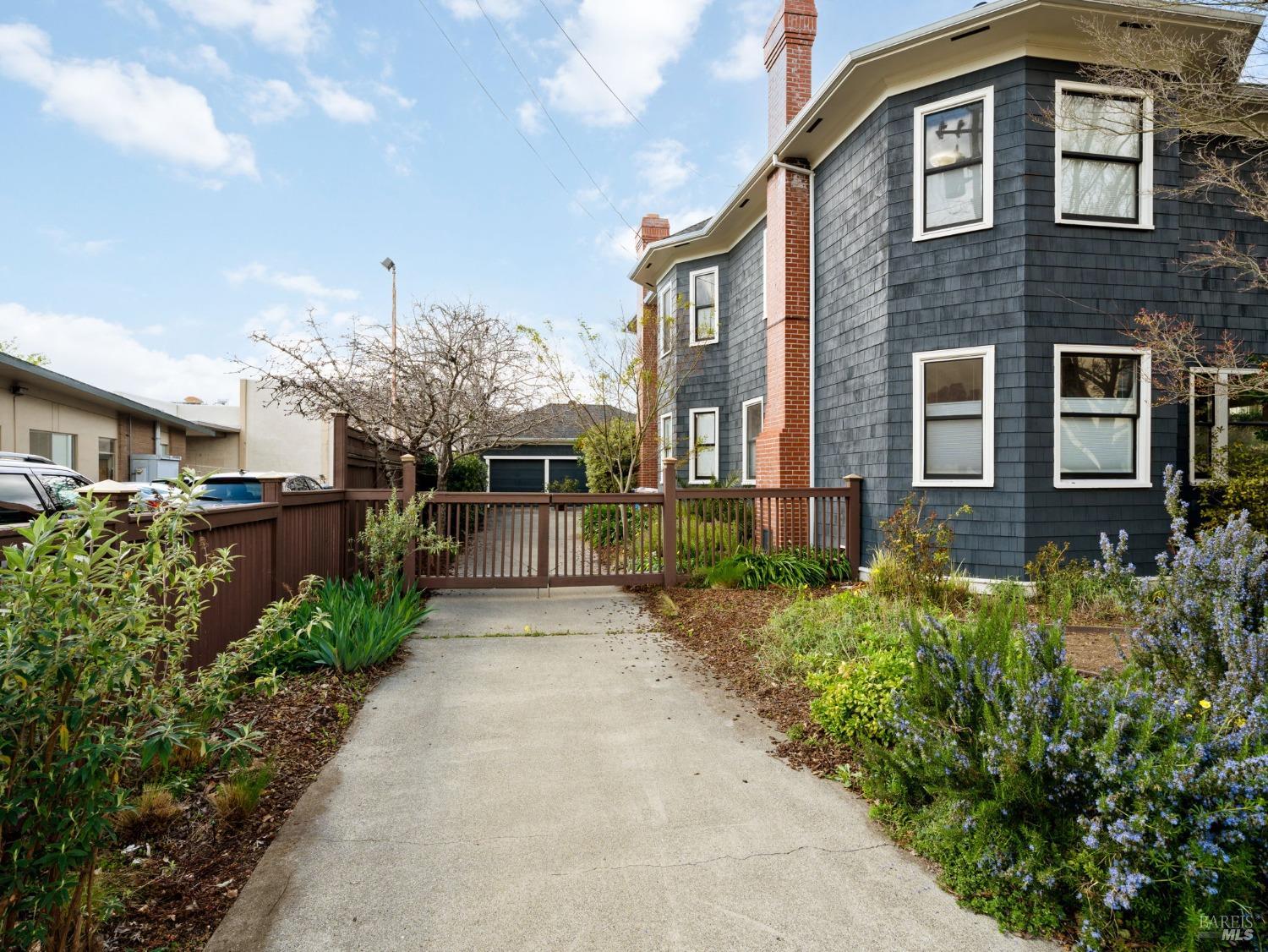 1133 Seminary St