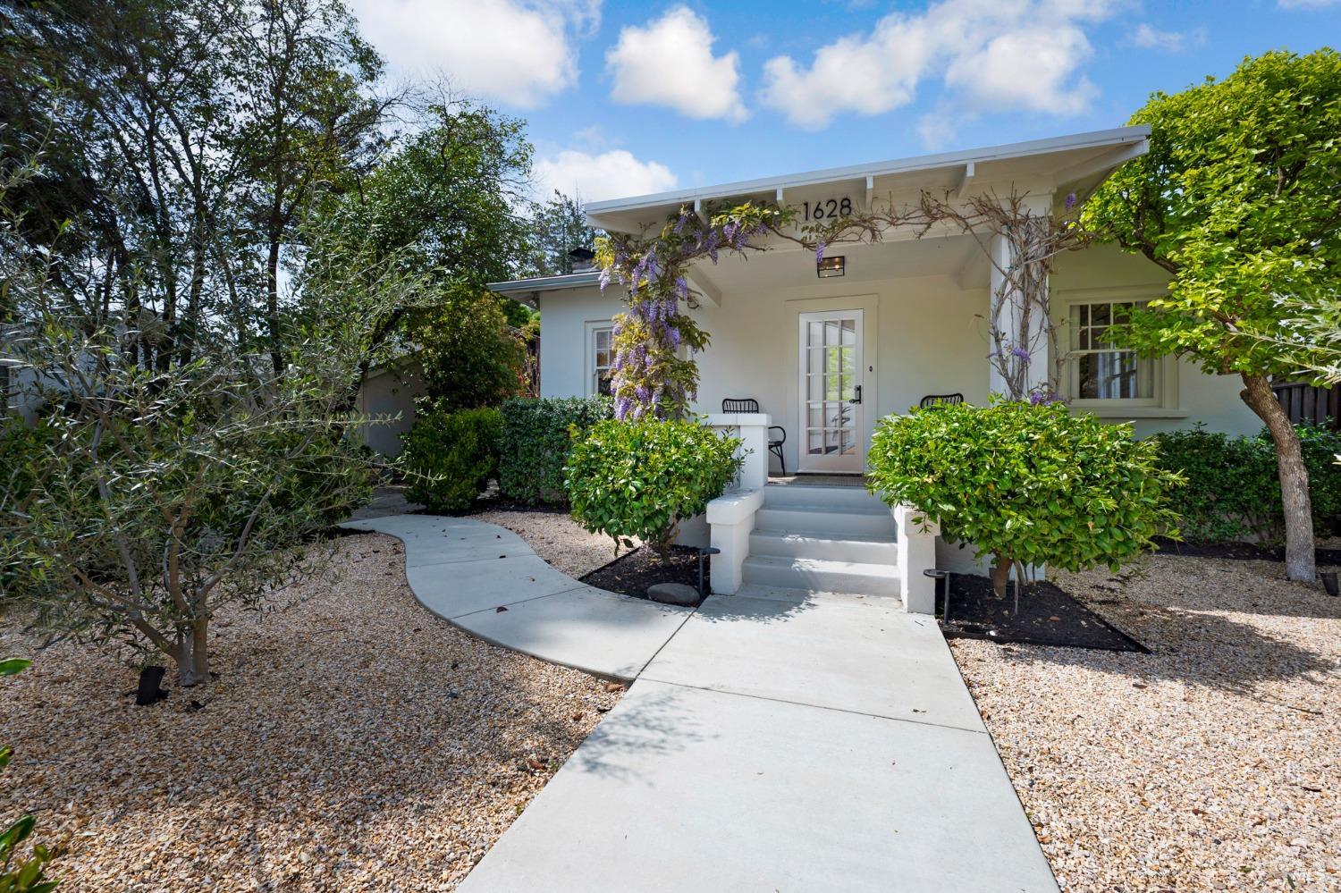 1628 Hillview Pl