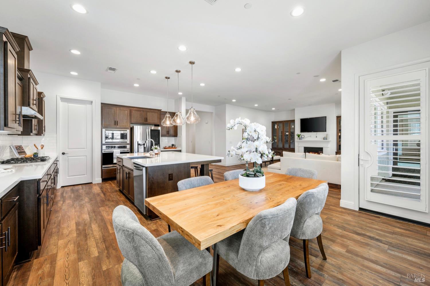 6006 Peacock Ct