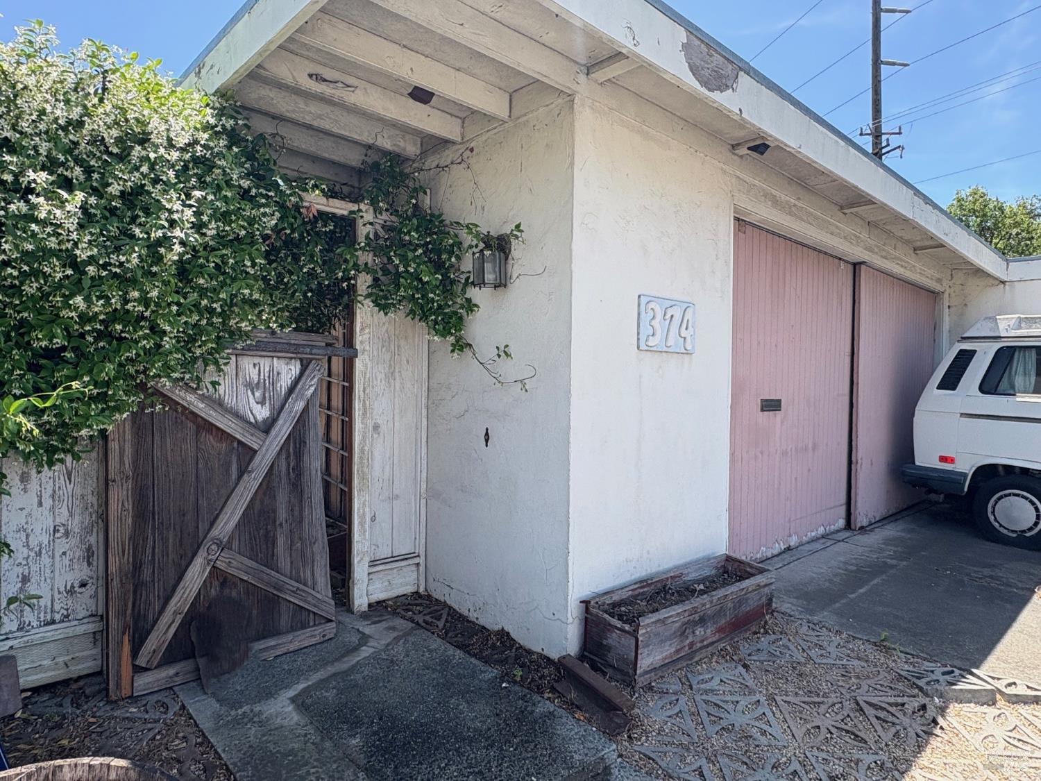 374 Manzanita Ct