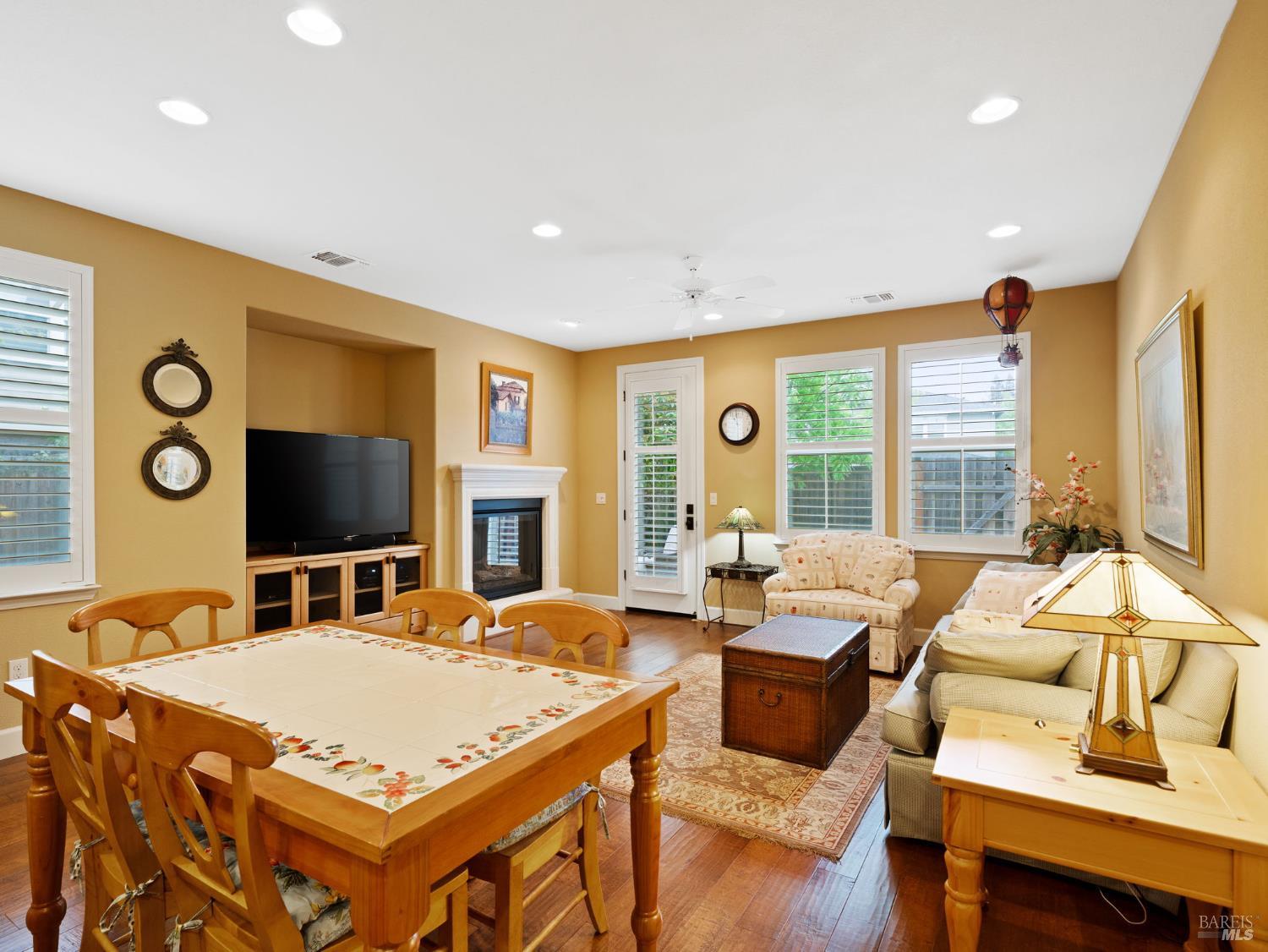3263 Atherton Cir