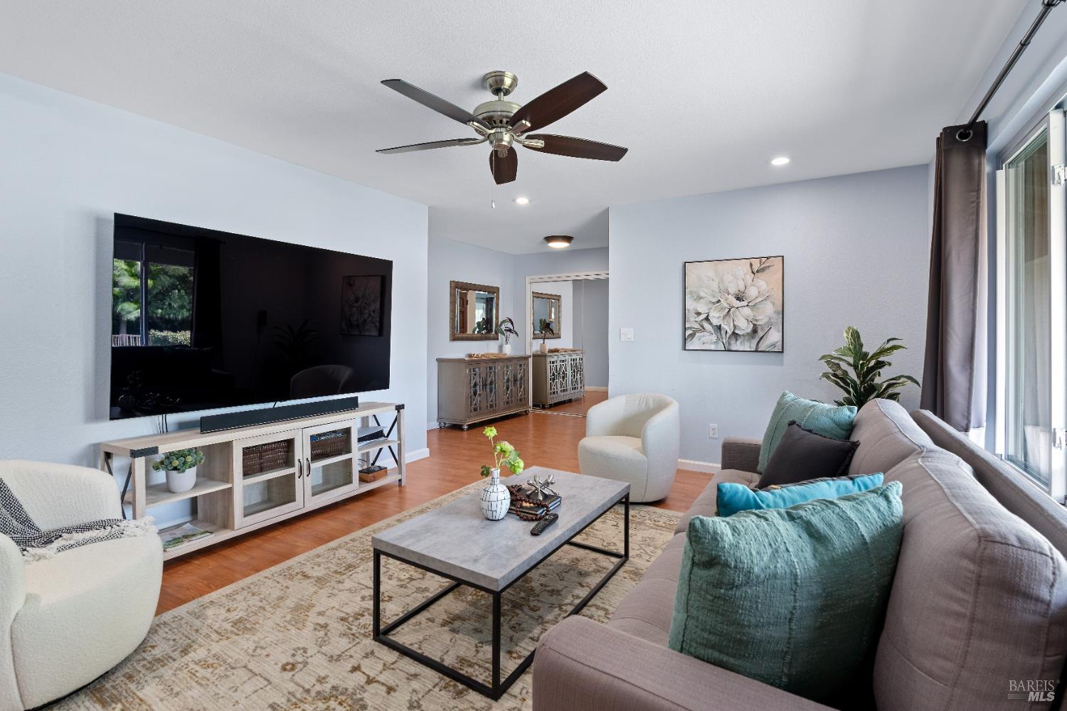 733 Whispering Bay Ln