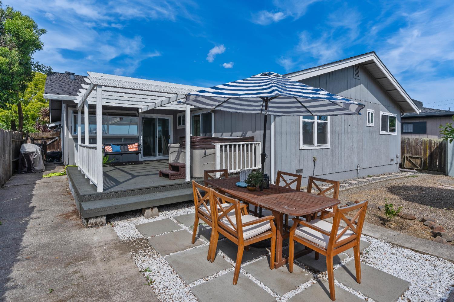 733 Whispering Bay Ln