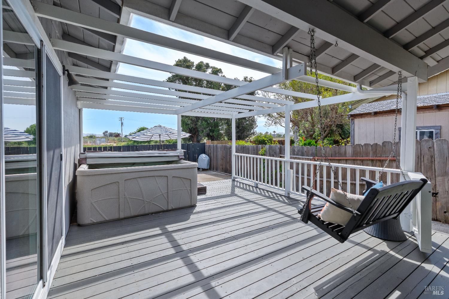 733 Whispering Bay Ln