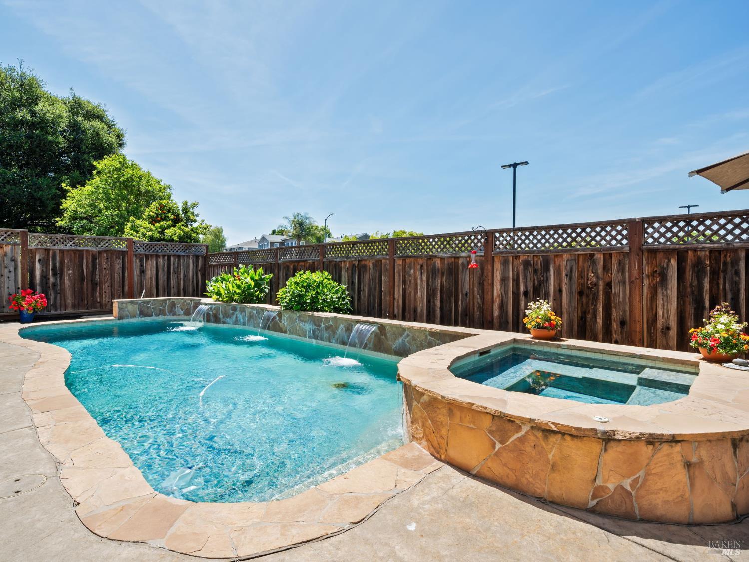 109 Paradise Dr